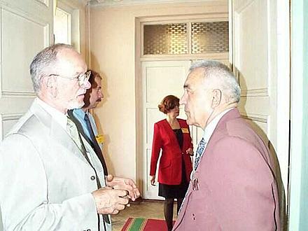 Discussion during a session break: Dr. F. Peplow (Germany), NATO Science Programme consultant (left), and Mr. V. Fotenco, Department of Information Technologies of Moldova (right)